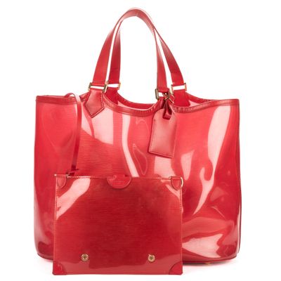 un sac à main rouge et un porte-monnaie rouge sur fond blanc