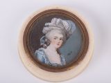 Portrait d'une dame en robe bleue et chapeau blanc
