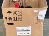 une boîte en carton contenant un ensemble d'appareils électroniques