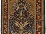 un tapis bleu et rouge à motifs floraux