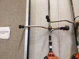 deux outils électriques suspendus au plafond d'un immeuble