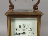une petite horloge posée sur une table