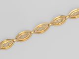 un bracelet en or composé de maillons ovales et de maillons ovales