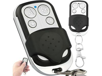 une personne tenant une télécommande et un porte-clés