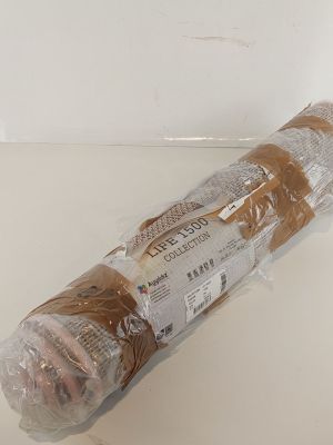 un petit pain emballé dans du film plastique posé sur une table