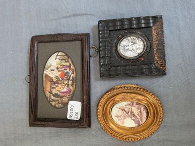 trois photos encadrées et une horloge posées sur une table