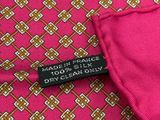 un gros plan sur une chemise rose portant une étiquette