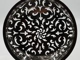 une photo en noir et blanc d'un miroir posé sur un pied