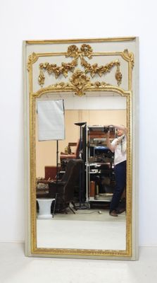 un homme debout devant un miroir dans une pièce