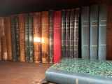 beaucoup de vieux livres sur une étagère dans une pièce
