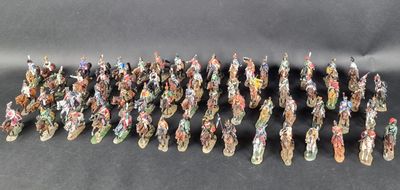un ensemble de figurines miniatures représentant des personnes debout sur une surface noire