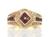 une photo en gros plan d'une bague en or sertie d'un rubis et d'un diamant blanc