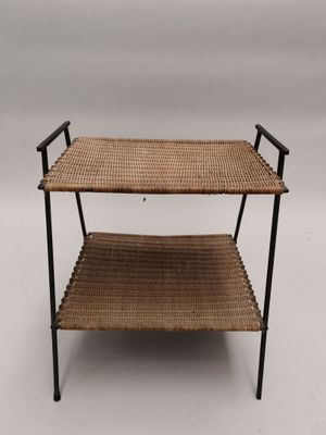 une étagère en osier marron comportant deux tablettes