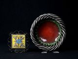 Gros plan sur une bague contenant une pierre rouge