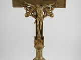 crucifix en laiton orné d'une croix et d'un drapeau