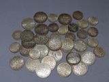 une pile de pièces d'argent sur une table