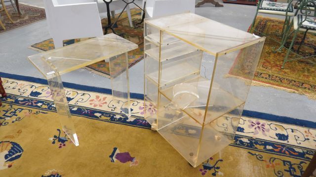 Petit meuble à roulette et petite table en plexiglass. Jaunisseme...