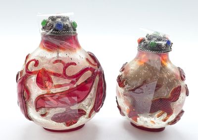 deux vases en verre ornés de motifs rouges et blancs