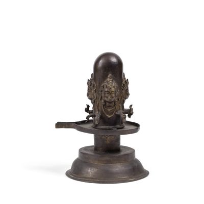 une image représentant une statue en bronze d'un homme sur un socle