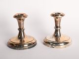 paire de chandeliers anciens en laiton sur fond blanc