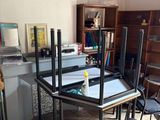 des tables et des chaises dans une pièce équipée de bibliothèques et d'une horloge accrochée au mur