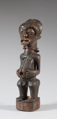 une statue en bois d'une femme avec un chapeau sur la tête