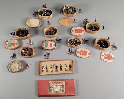 tout un tas de figurines miniatures posées sur une table