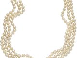 un collier de perles à trois rangs muni d'un fermoir