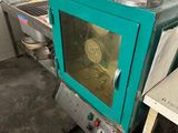un four bleu sur lequel sont posées des casseroles, dans une cuisine