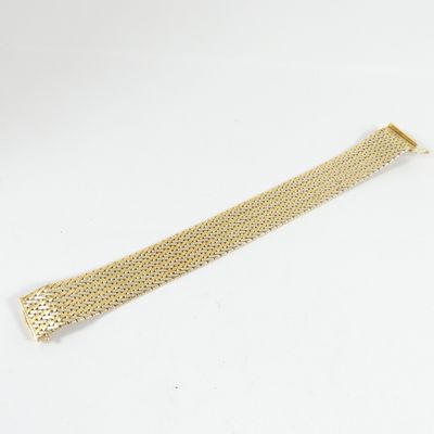 un bracelet en maille dorée sur fond blanc