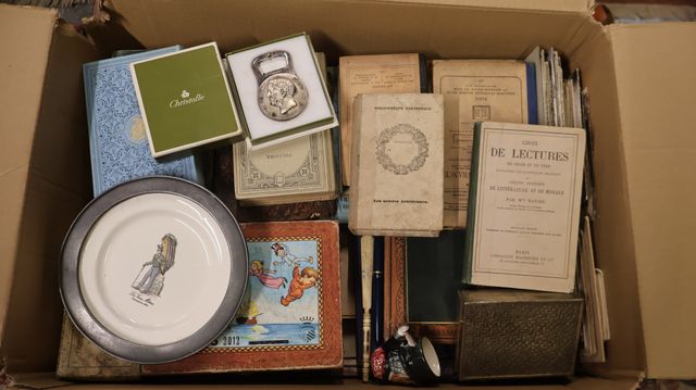 Ensemble de livres religieux, boites à jeux anciens, lot de carte...