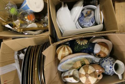 des boîtes remplies de plats variés et des bols posés sur une table