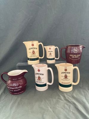cinq types différents de tasses à café et un pichet