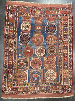 un vieux tapis aux couleurs et aux motifs variés