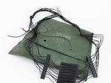 un sac vert auquel sont attachés tout un tas de fils