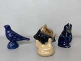 trois petites figurines d'oiseaux posées sur une table