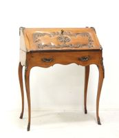BUREAU DE PENTE en bois naturel à décor sculpté de rinceaux,…
