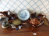une table en bois sur laquelle sont disposés de nombreux objets anciens