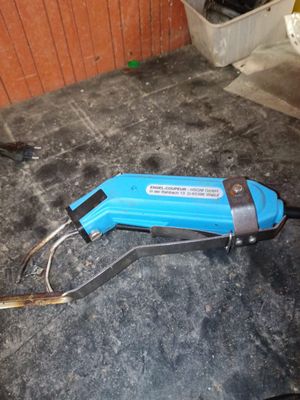 a small electric tool that is on the floor