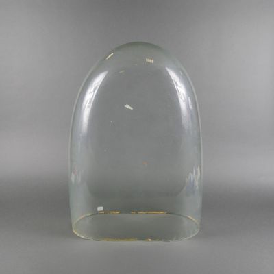 vue du dessous d'un vase en verre transparent à bord doré, sur fond gris