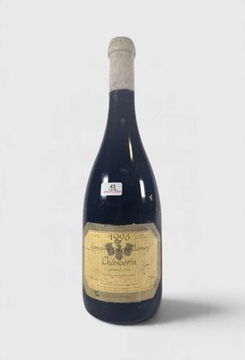 une bouteille de vin posée sur une table