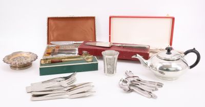 plusieurs articles d'argenterie, notamment une théière, une théière, des cuillères et une boîte