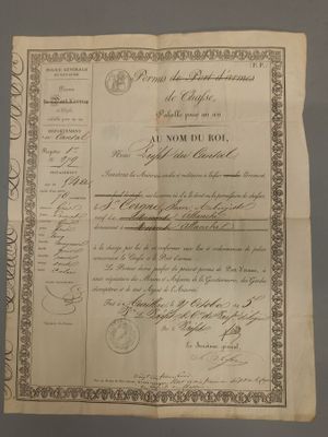 un vieux document exposé dans une vitrine
