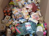 une boîte en carton remplie de nourriture et de boissons