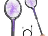 un gros plan d'une personne tenant une raquette de tennis, éclairée par une lumière violette