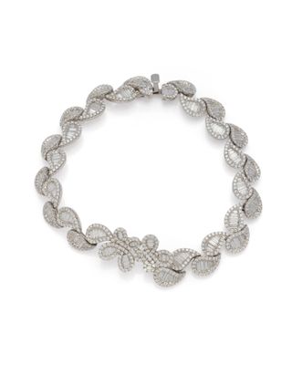 gros plan d'un bracelet en diamant sur fond blanc