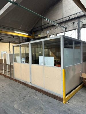 1 bungalow bureau double 10 fenêtres, 1 porte battante 4 m x 4 m