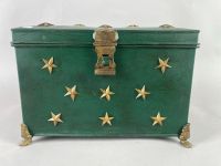 Coffret en tôle peinte verte, rehaussé d'étoiles dorées, sur…
