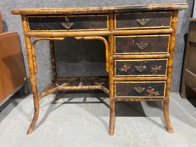un petit bureau en bois avec des tiroirs et d'autres tiroirs posés dessus