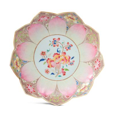 une assiette rose ornée de fleurs sur fond blanc
